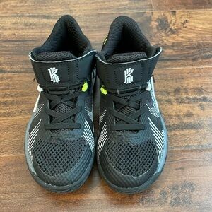 Boys’ Nike Kyrie Flytrap 5 Basketball Shoes